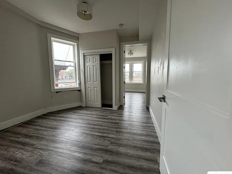 261 Hutton St #2R — Photo 5
