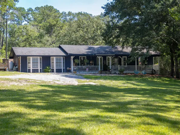 696 Phillips Dr, Freeport, FL 32439