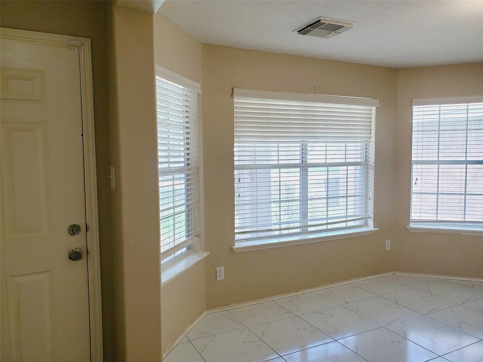3 bed, 2.0 bath, 1613 sqft, $1,930 — Photo 4
