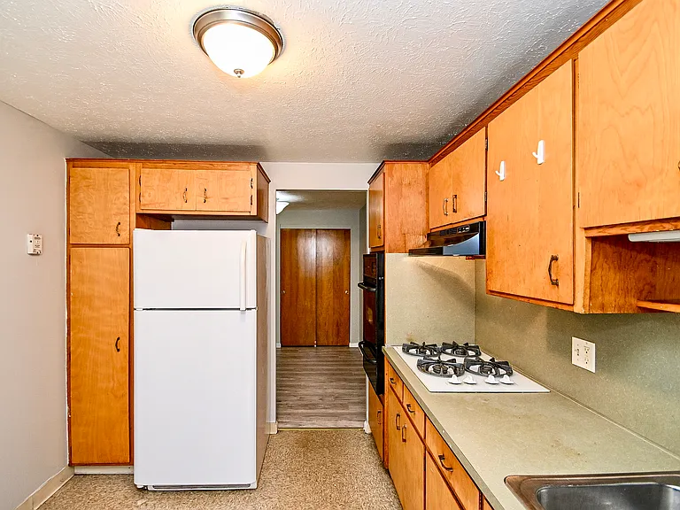 818 S Green Rd — Photo 8