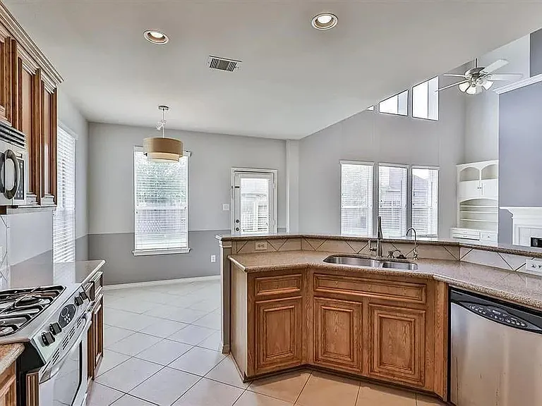 13002 Misty Bay Ln — Photo 11