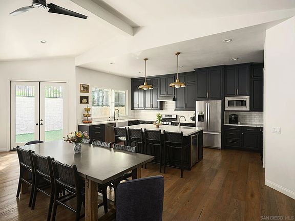 3rd image of 9777 Grosalia Ave