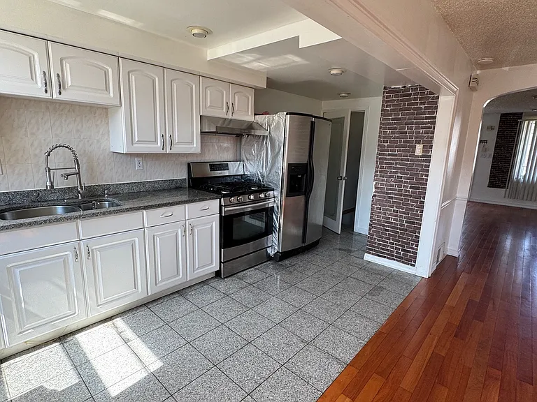 2212 Brighton St — Photo 3