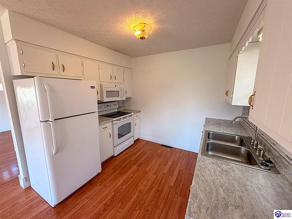 4th image of 131 Earl Ave