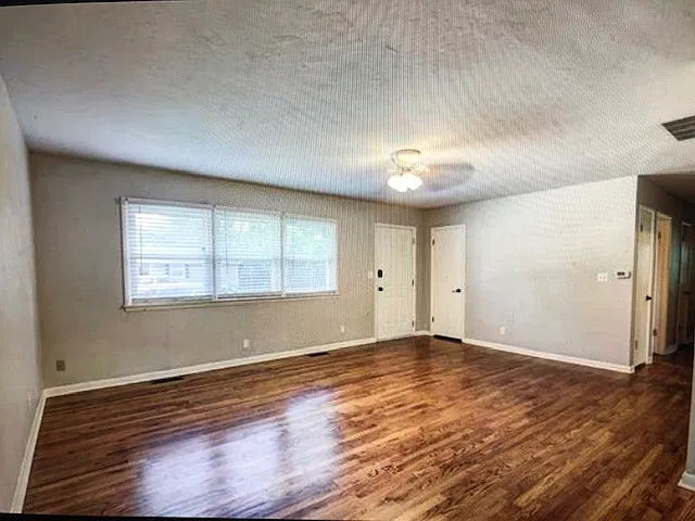 2203 W Admiral Ave — Photo 2