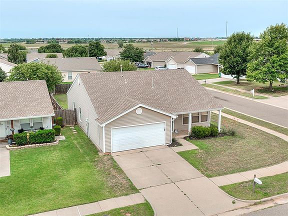 3rd image of 901 Hyacinth Hollow Dr