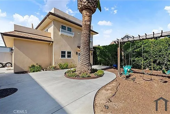 2754 Kenwood Ave — Photo 5