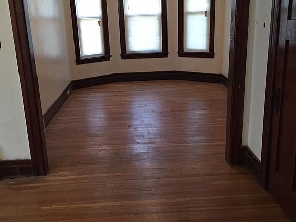 3rd image of 827 Blaine St Floor 2