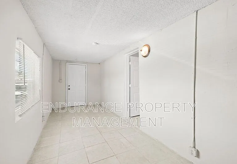 1125 W 28th St — Photo 3