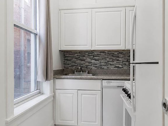 5th image of 102 E 30th St APT 3R