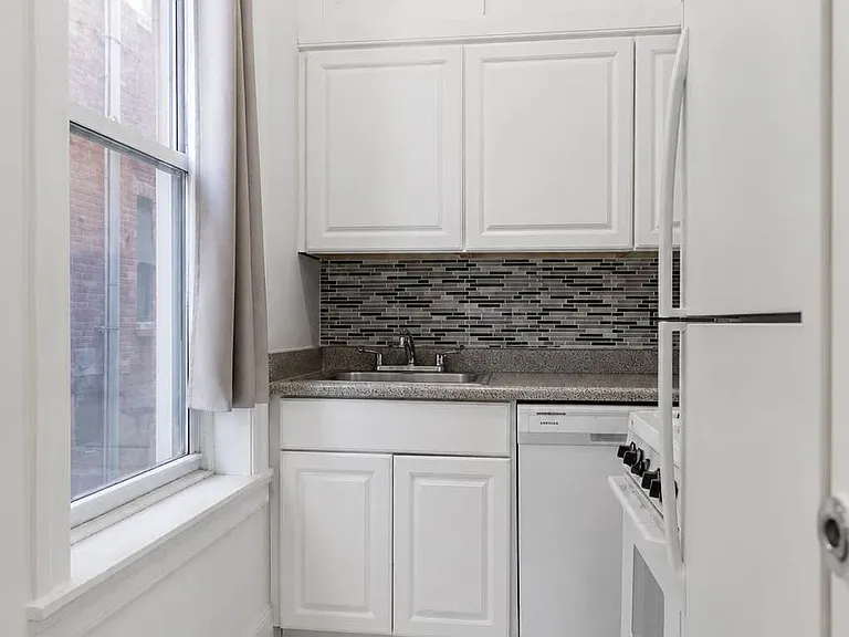 102 E 30th St #3R — Photo 5