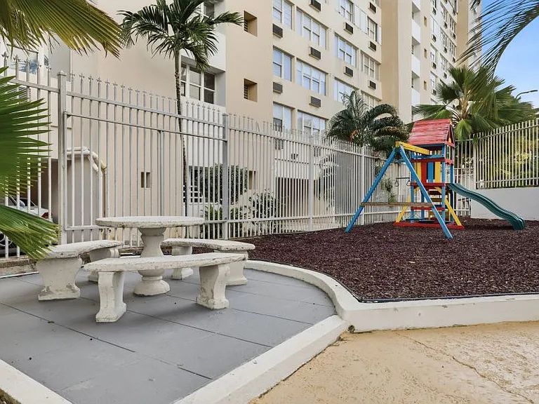 Cond Los Pinos Este 6410 Ave Isla Verde Apt 3A — Photo 3