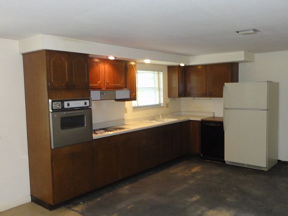 4th image of 645 Woodhill Dr