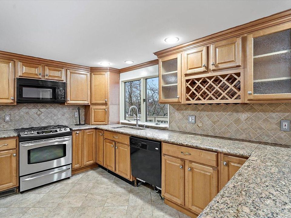 1st image of 17 Valley Dr