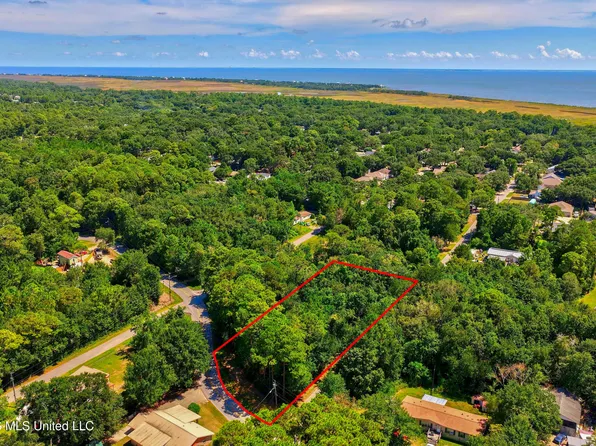 1808 S 8th St, Ocean Springs, MS 39564
