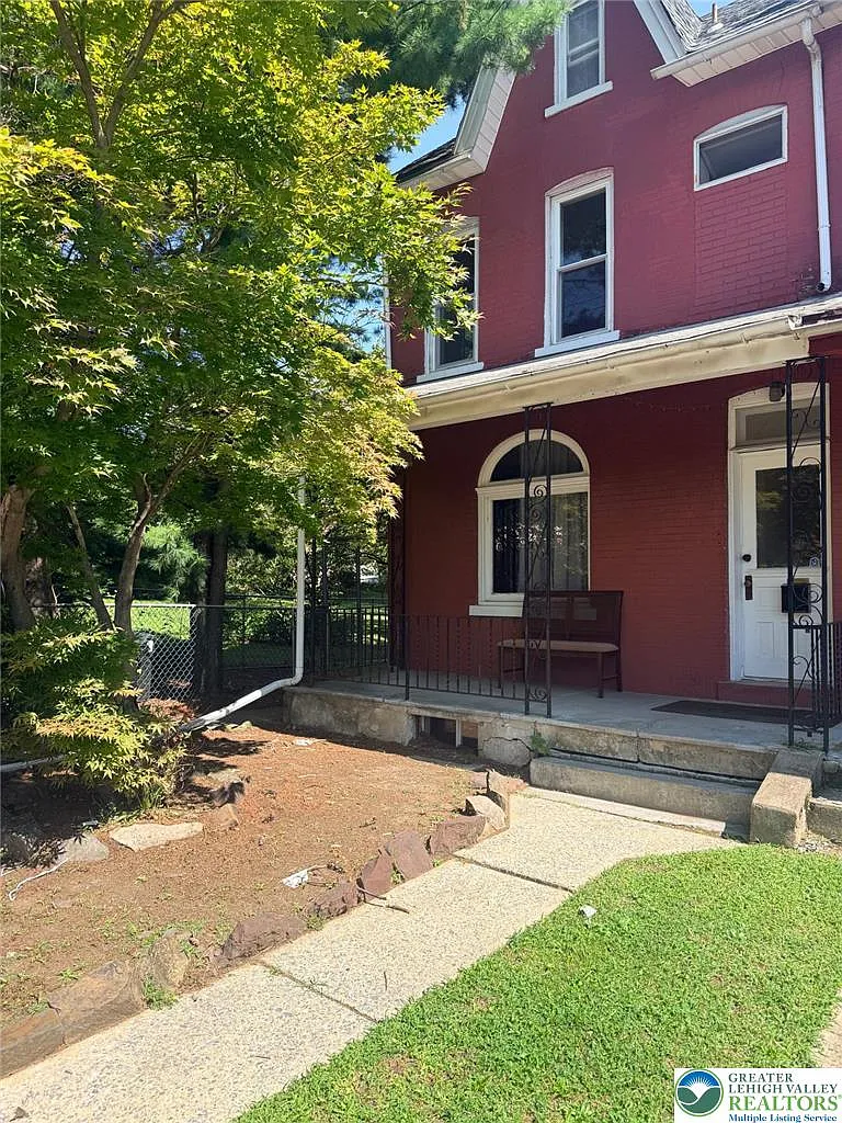2 bed, 692 sqft, $1,950 — Photo 1