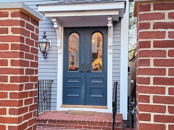 3rd image of 208 Windsor St