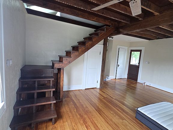 4th image of 402 Hillcrest St