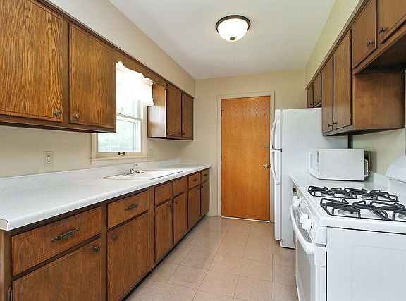 4th image of 685 Robert Dr