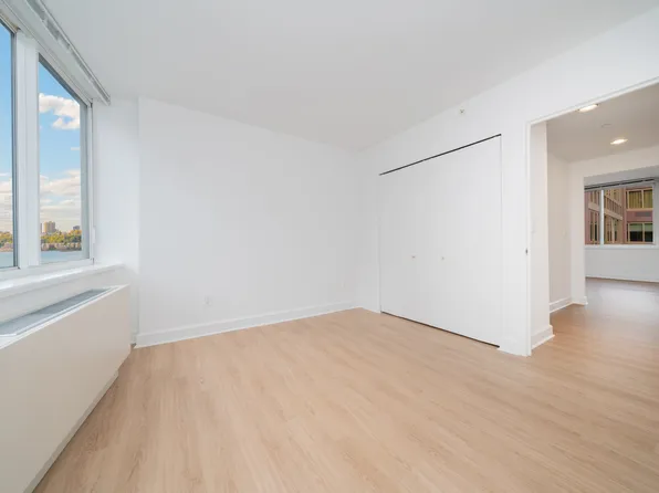 140 Riverside Boulevard image 16 of 17