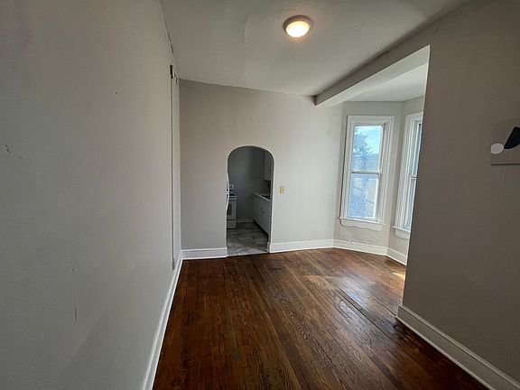 4th image of 146 Lincoln Way W APT 3