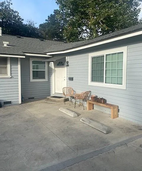 Johnson Ave — Photo 1