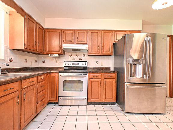 3rd image of 466 Stephens Rd