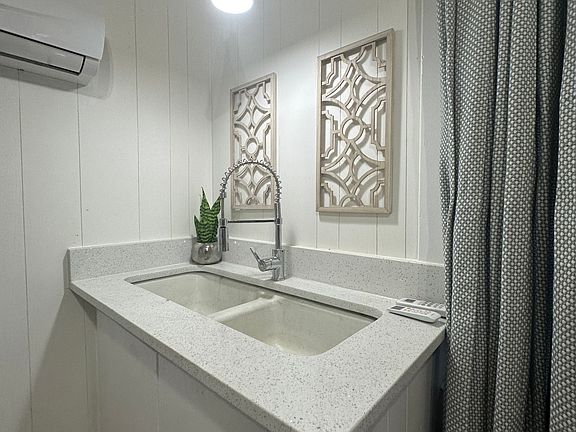 5th image of 2151 Olive St