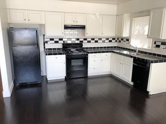 4th image of 2300 De La Vina St #5