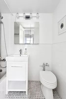 5th image of 320 E 42nd St APT 2111