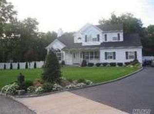 3 Tee Box Ct, Medford, NY 11763