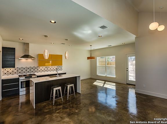 4th image of 310 Refugio St #101