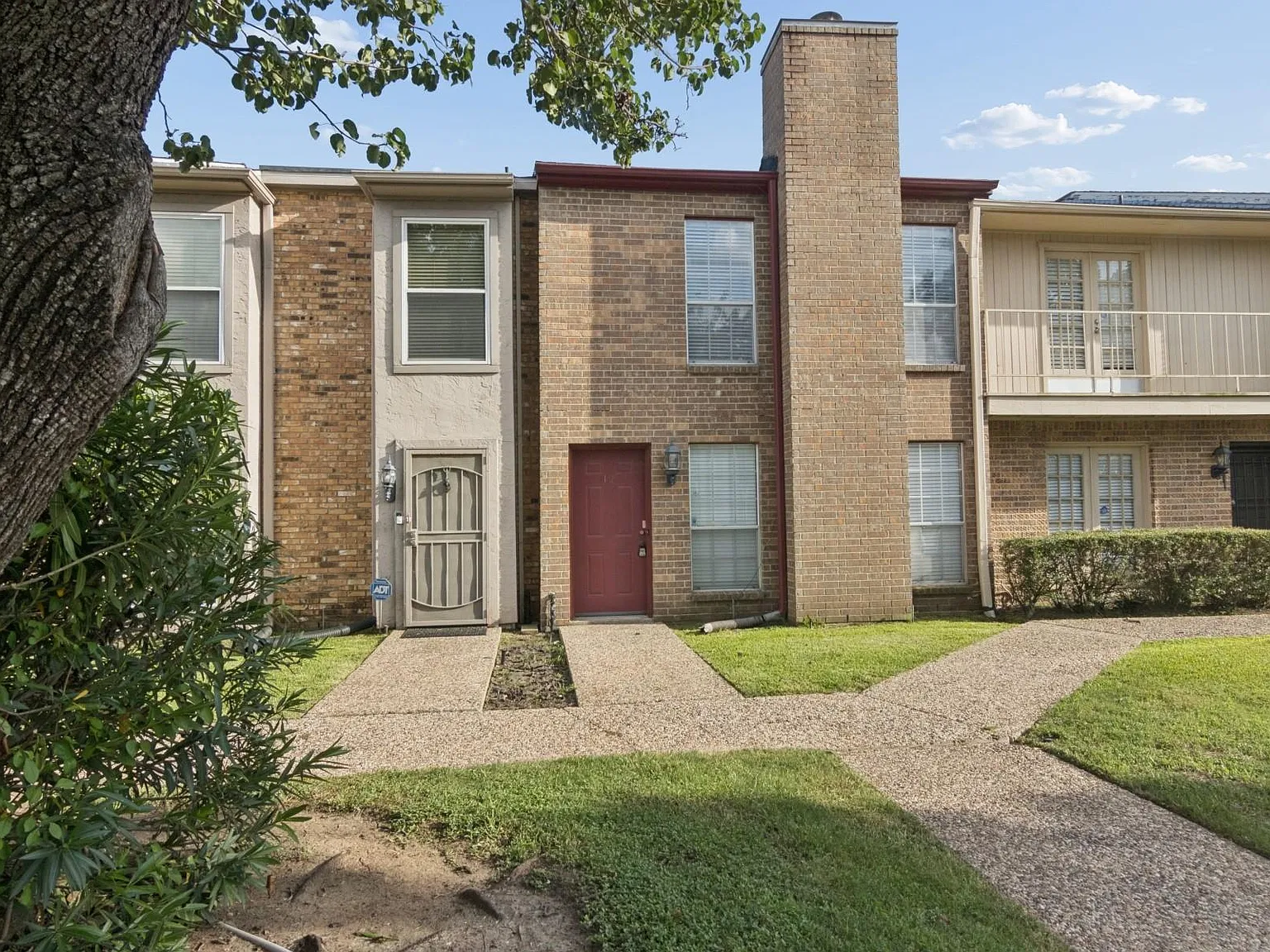 2 bed, 1.5 bath, 1296 sqft, $1,300 — Photo 3