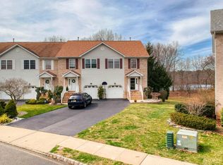 26 Lakeview Dr, Helmetta, NJ 08828