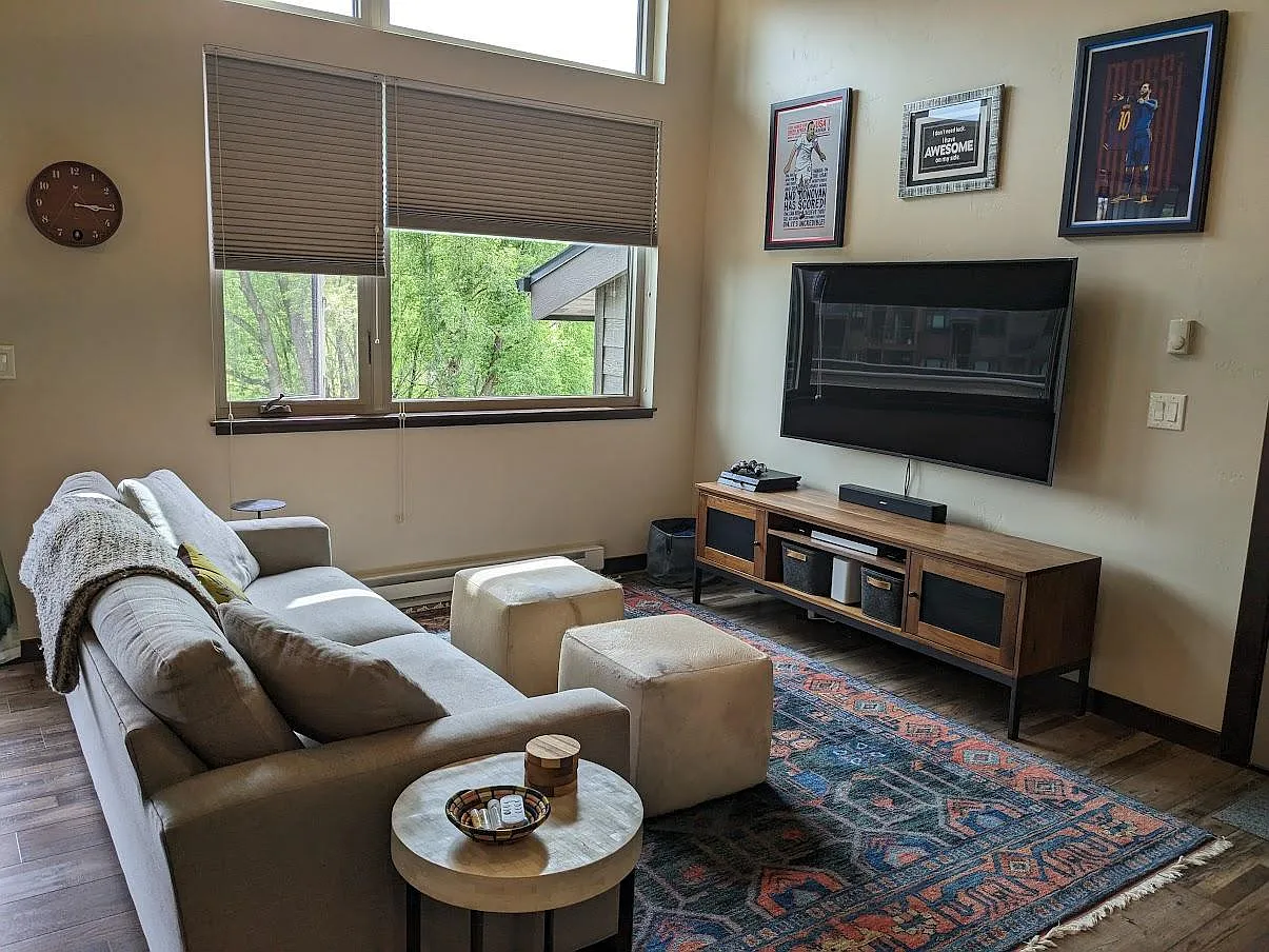 2 bed, 989 sqft, $3,400 — Photo 1