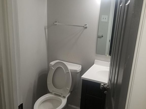 5th image of 221 Knightsmanor Ct #221