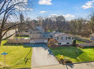 10001 Windsor Lake Ln, Minnetonka, MN 55305