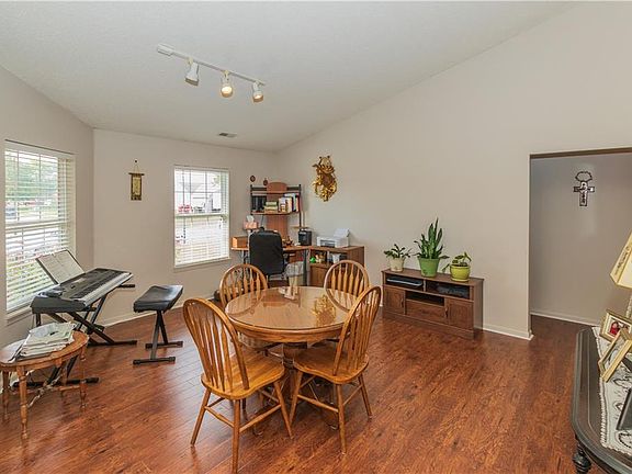 4th image of 975 N Peony Ln