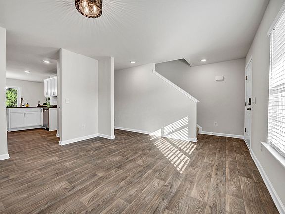3rd image of 184 Rushton Dr