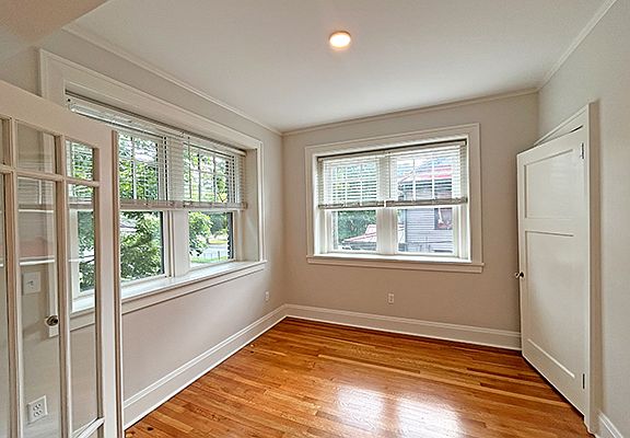 5th image of 215 E Chestnut St #202