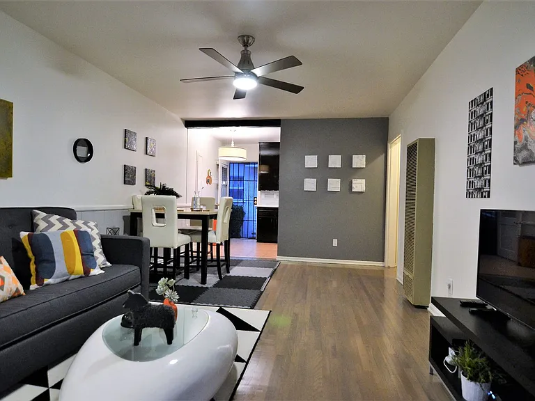 12423-25 Chandler Blvd — Photo 8