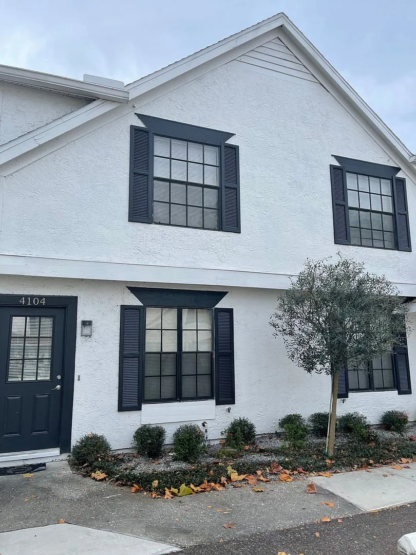 Saint Andrews Square Townhomes — Photo 2