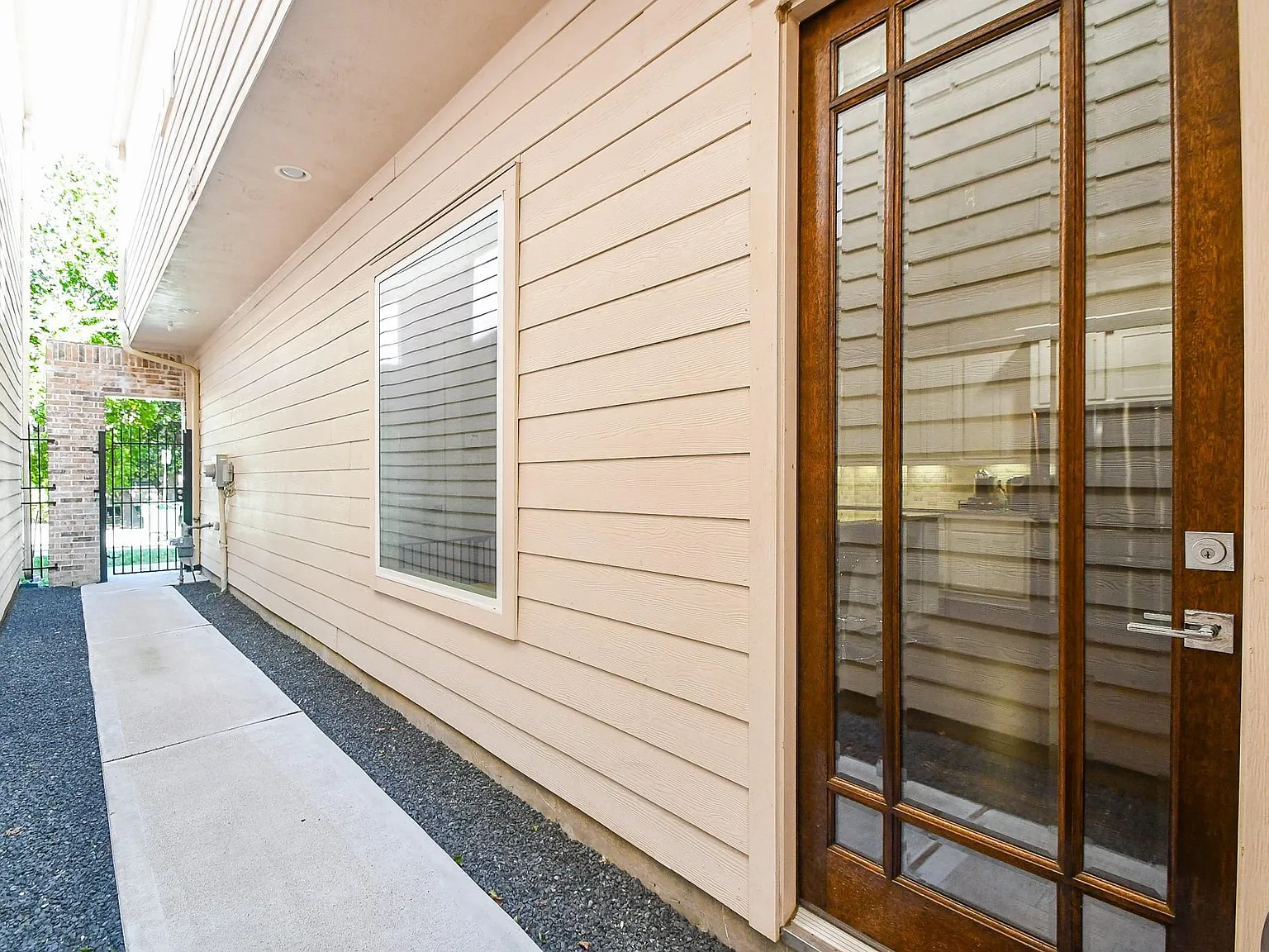 3 bed, 2.5 bath, 2397 sqft, $3,600 — Photo 2