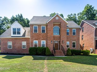 924 Crown Ridge Ln, Powell, TN 37849