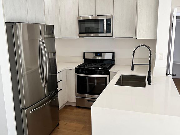 3rd image of 1115 Larrabee St