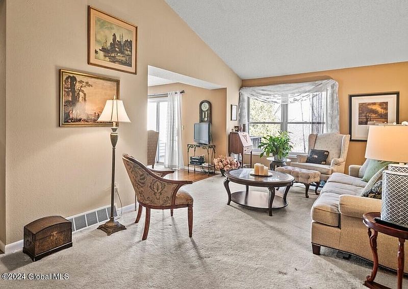 5th image of 89 Surrey Hill Drive
