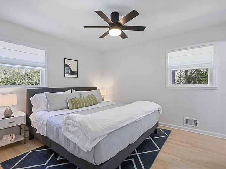 677 Hillandale Cir SW — Photo 4