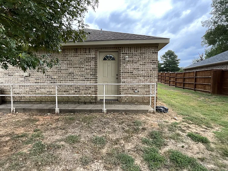 202 Chestnut Dr #D — Photo 3
