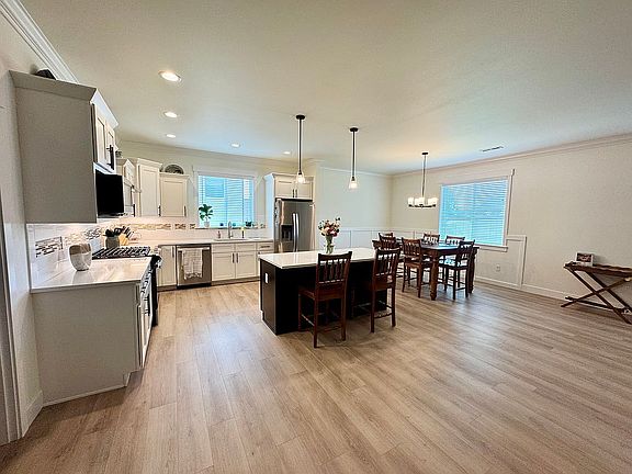 Walk in pantry to the left