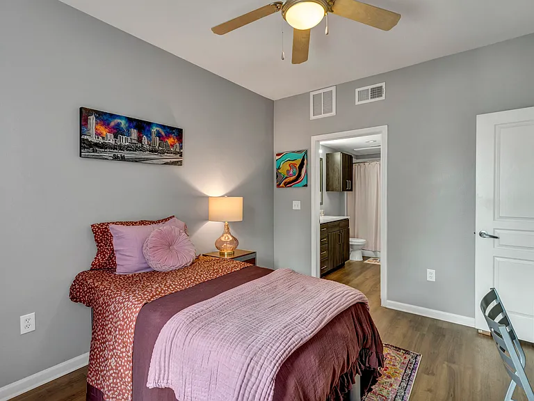 The Quarters Sterling House (Student Housing - Rent by the Bed) — Photo 64